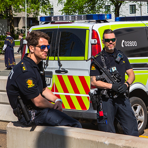 Bevæpnede politimenn i Bergen. Foto: iStock/MariusLtu.