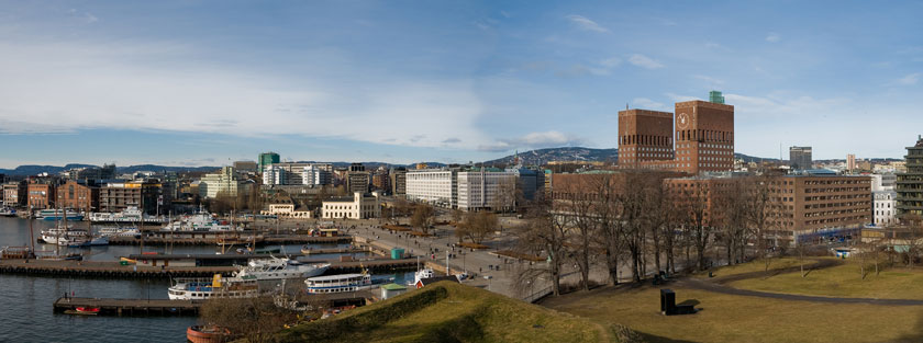 Aker Brygge og Oslo Rådhus. Foto: Daniel78/Wikimedia Commons.