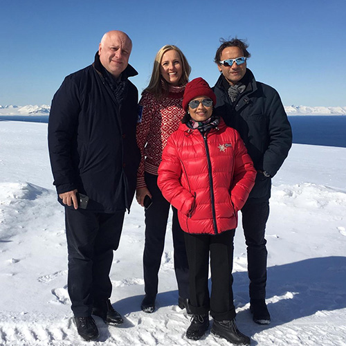 President George Tsereteli, spesialrepresentant for arktiske spørsmål Torill Eidsheim, komiteleder Nilza de Sena og generalsekretær Roberto Montella under besøk til SvalSat. Foto: OSSE PA.