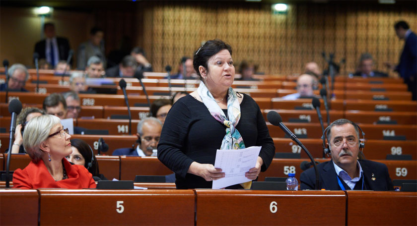 Ingebjørg Godskesen (FrP) presenterer rapporten om den demokratiske utviklinga i Tyrkia i Europarådets Parlamentarikarforsamling. Foto: Europarådet.