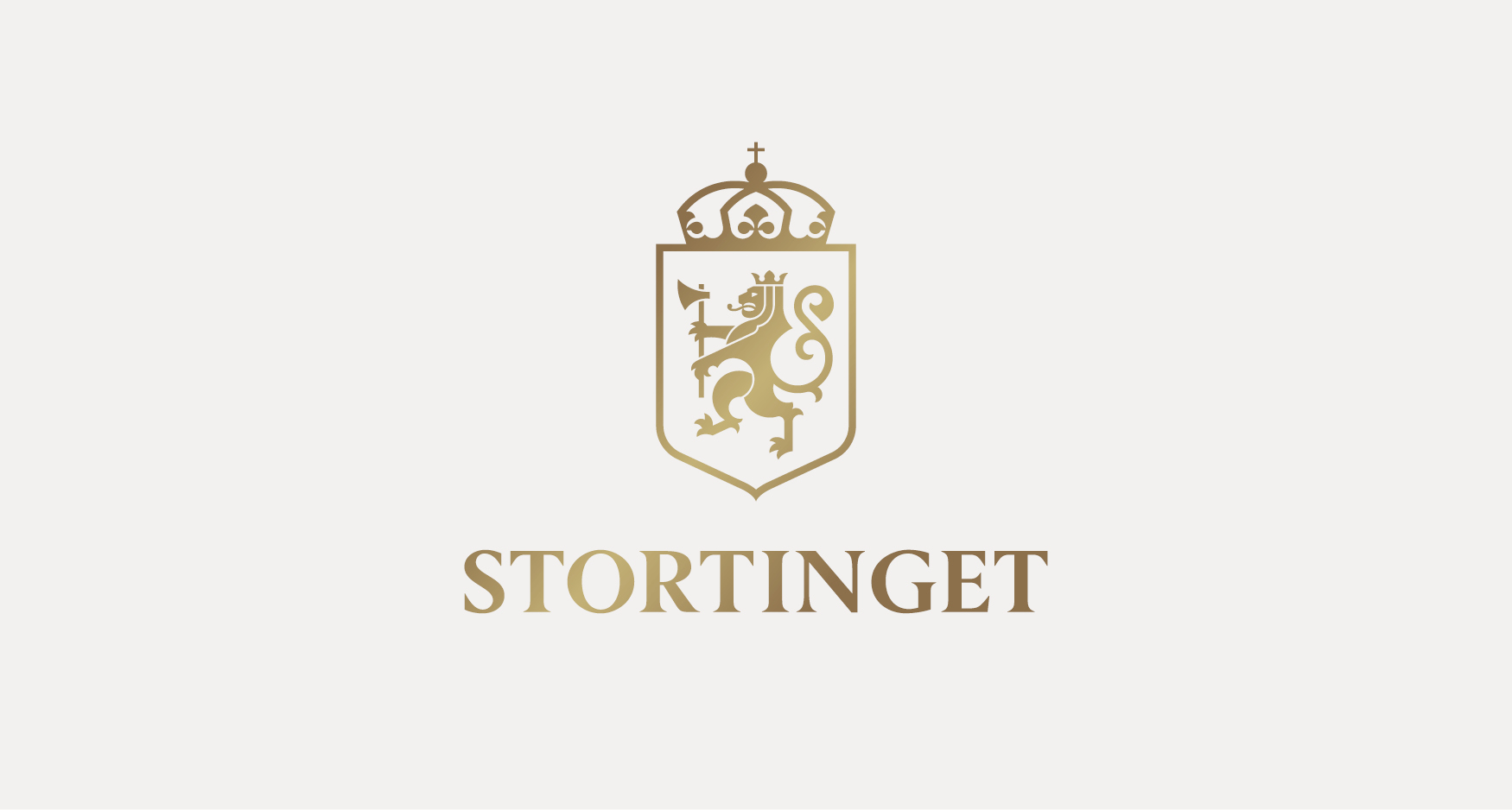 Riksvåpen, stående løve, i gull innrammet i skjold med krone, navnetrekk under.