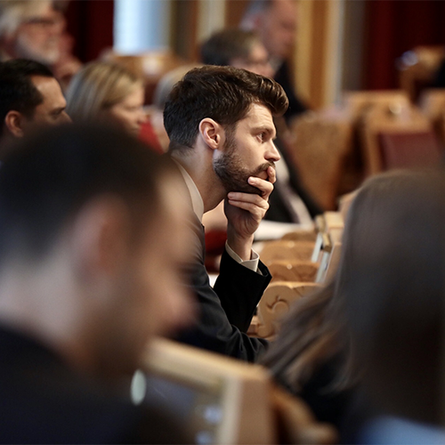 En betenkt Bjørnar Moxnes under debatten om hans forslag til mistillit til statsråd Hauglie. Foto: Stortinget.