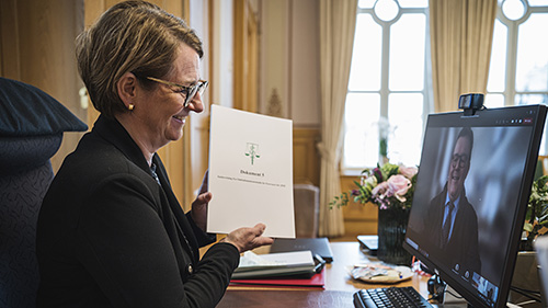 Stortingspresident Tone W. Trøen mottok Ombudsmannen for Forsvarets årsmelding for 2020. Foto: Stortinget.