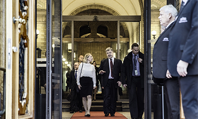 Komitéleder Anniken Huitfeldt i utenriks- og forsvarskomiteen følger den ukrainske presidenten Petro Porosjenko ut på Løvebakken etter hans besøk til Stortinget i 2016. Foto: Stortinget.