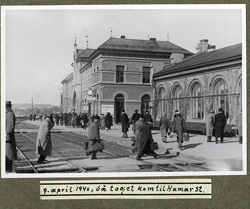Stortingsrepresentanter på Hamar stasjon under evakueringen 9. april 1940. Foto: Stortinget/Karl Korneliussen Kleppe.