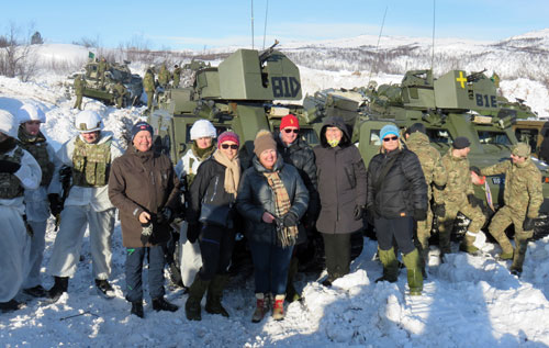 Delegasjonen fra UFK sammen med soldater fra britiske Royal Marines. Foto: Stortinget.