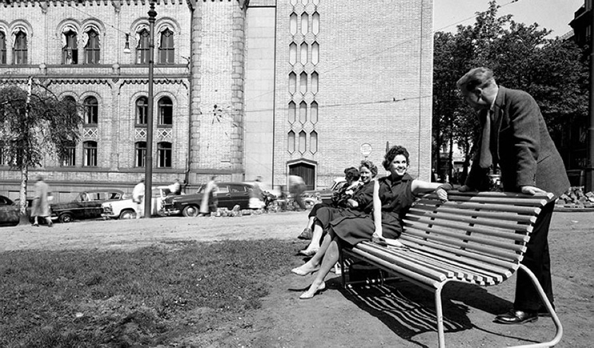 Da tilbygget i Akersgata stod klart for cirka 60 år siden, så Wessels plass slik ut. Det var blant annet offentlig parkering omtrent inn til veggen av stortingsbygningen. Foto: Stortinget.