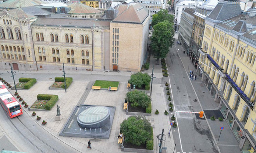 Slik så Wessels plass ut i 2013, året før byggearbeidene i Prinsens gate 26 startet og plassen ble anleggsområde. Foto: Stortinget.