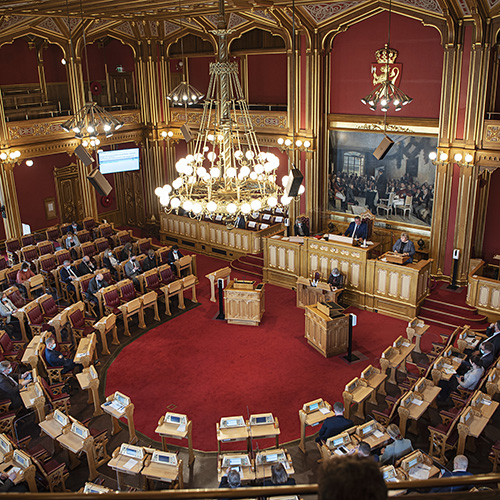 The Storting Chamber, 7th April 2021: Prime Minister Solberg informs Parliament about the Government’s step-by-step plans to ease COVID-19 infection control measures in Norway. Photo: Benjamin A. Ward/Storting.