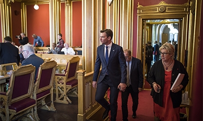 Stortingsrepresentanter på vei inn i salen når det ringer inn til dagens møte. I forgrunnen Henrik Asheim (H). 8. juni 2017