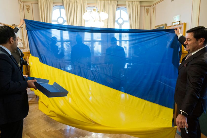 Direktør for det ukrainske parlamentet, Viacheslav Shtuchnyi, overleverte et ukrainsk flagg til stortingspresident Masud Gharahkhani på Stortinget høsten 2025.