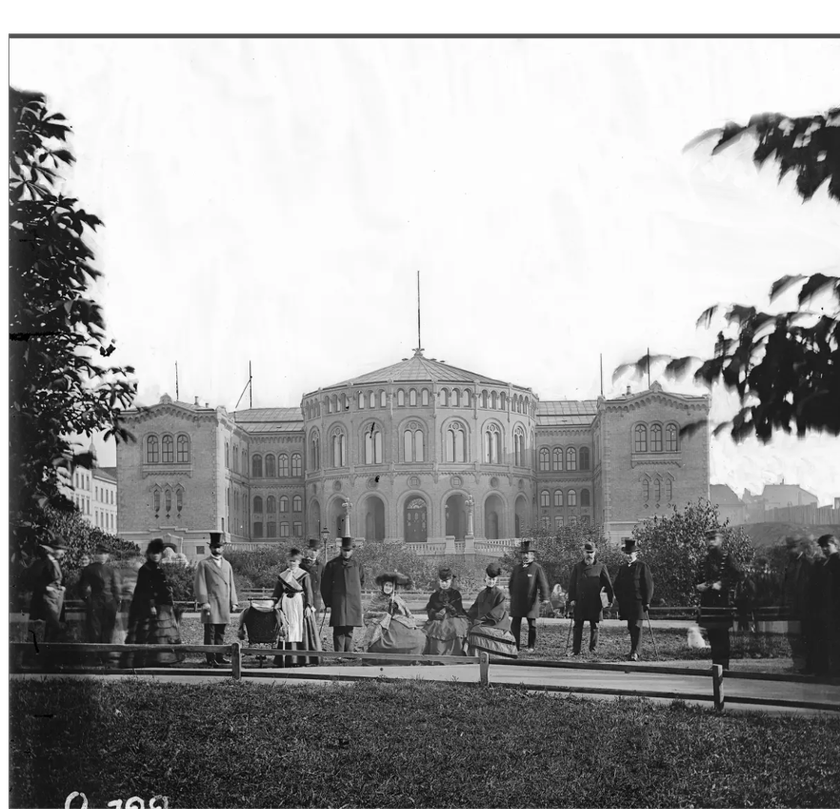 Rundt 1870 fotograferte Ole Tobias Olsen bylivet i Oslo. Her har han samlet mennesker foran den nye stortingsbygningen.