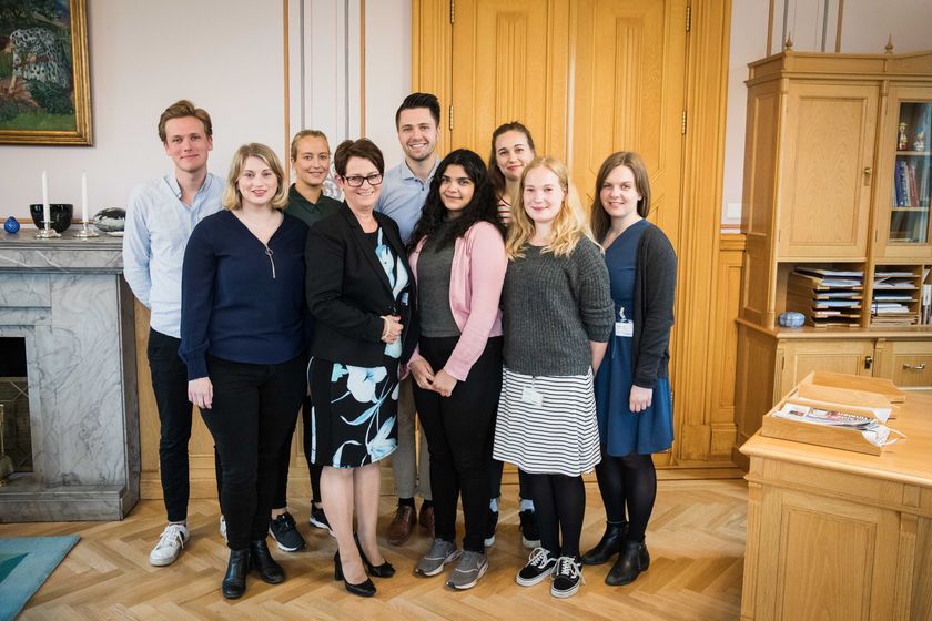 Disse møtte stortingspresident Tone Wilhelmsen Trøen (i midten) til rådslag om ytringstrygghet for unge (f.v.): Sondre Hansmark (UV), Martine Tønnesen (KrFU), Sandra Bruflot (UH), Bjørn-Kristian Svendsen (FpU), Raheem N.  Sheik (RU), Ina Rangønes Libak, (AUF). Emma Berge Ness (Spu) og Margrethe Hegstad Rode (LNU)