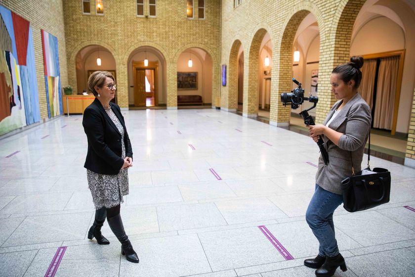 Stortingspresident Tone Wilhelmsen Trøen blir intervjuet av Ida Helene Andersen fra @stortinget_ung.