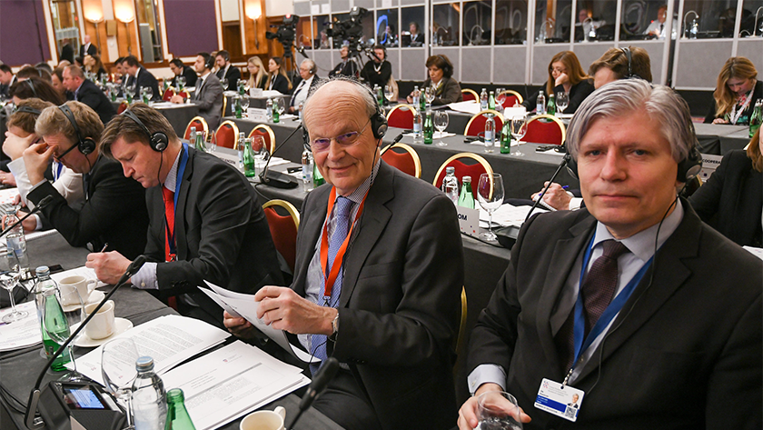 Stortingets delegasjon til konferansen. Fra venstre Christian Tybring-Gjedde, delegasjonens leder Michael Tetzschner og Ola Elvestuen. Foto: Stortinget.