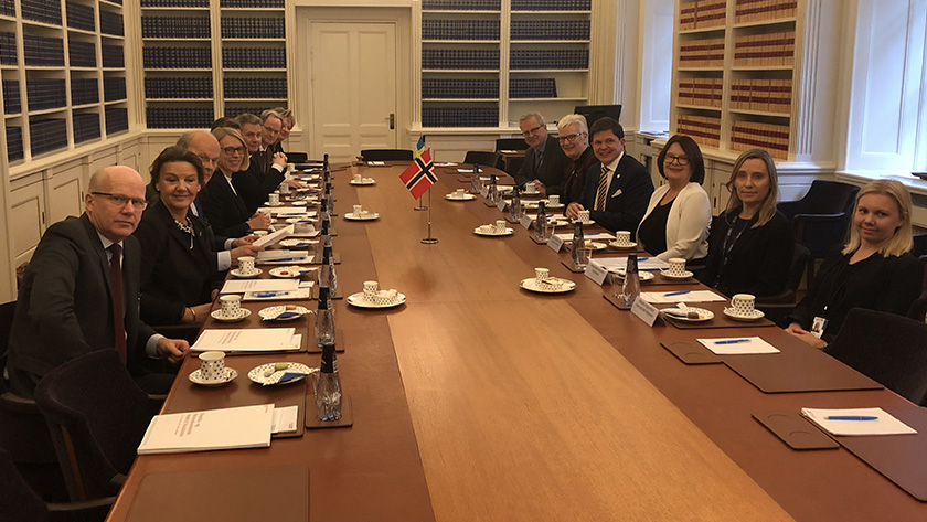 Utenriks- og forsvarskomiteen i møte med Riksdagens talmann. Foto: Stortinget.