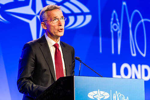NATOs generalsekretær Jens Stoltenberg svarte på spørsmål fra NATO-parlamentarikerne midt i en svært krevende tid for alliansen. Foto: NATO PA.
