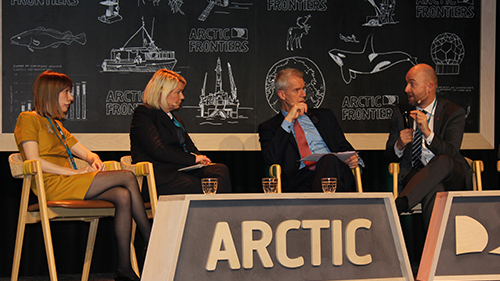 Eirik Sivertsen i paneldebatt med blant annet kommunal- og moderniseringsminister Monica Mæland. Foto: Stortinget.