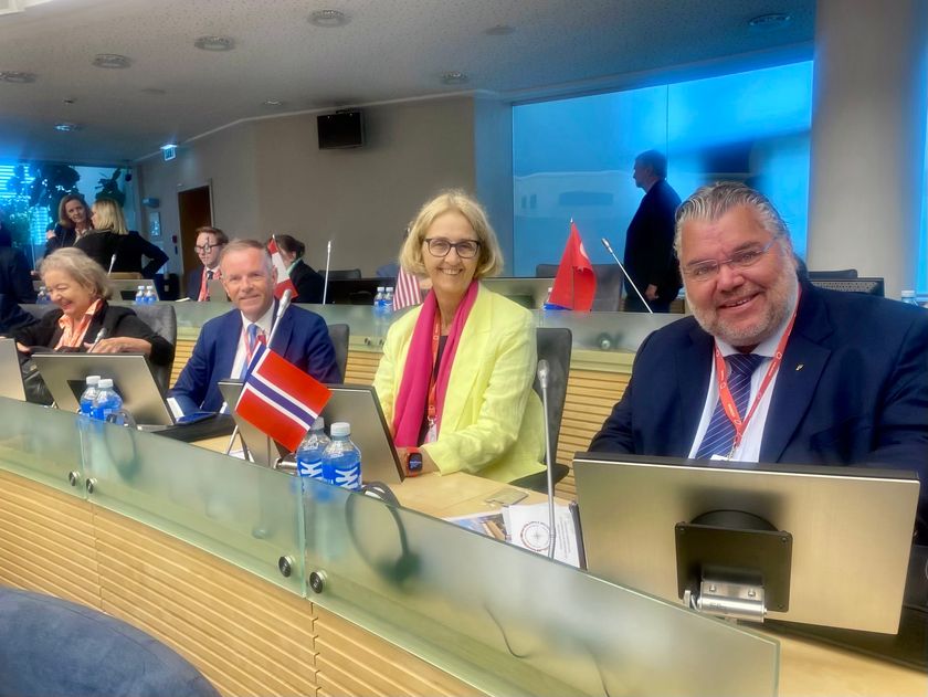 3. visepresident Morten Wold (til høyre) og 4. visepresident Kari Henriksen på plass på høynivåmøtet for parlamentsledere i NATO-landene i Vilnius. Foto: Stortinget.