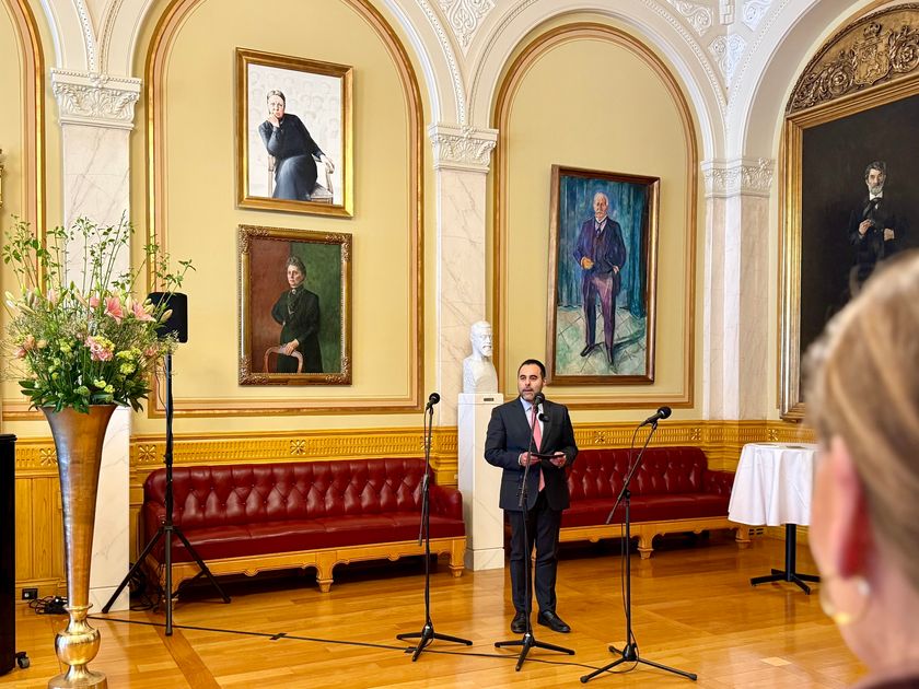 Portrettene av Anna Rogstad og Karen Platou har fått ny plassering i Eidsvollsgalleriet på Stortinget. – Det er på høy tid, sier stortingspresident Masud Gharahkhani.