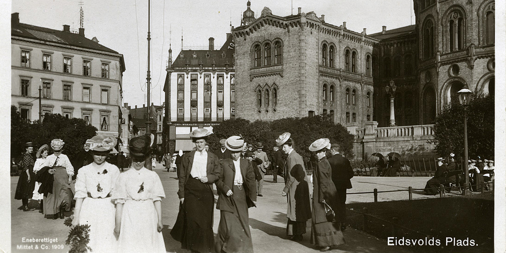 Kvinner spaserer foran Stortinget. Foto: Riksarkivet