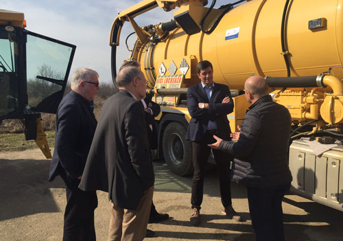 The delegation in conversation with the Romanian project manager of a green industrial project outside Ploiesti. Photo: Storting.