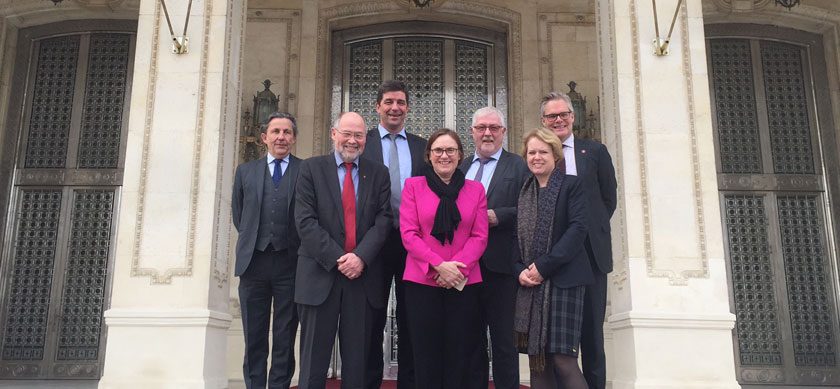 Stortingets delegasjon utenfor parlamentet i Romania, med den norske ambassadøren, Tove Bruvik Westberg, og nestleder ved ambassaden, Herman Baskår. Foto: Stortinget.