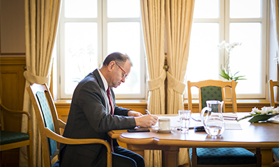 Arbeidsro på presidentkontoret. Olemic Thommessen skriver talen han skal holde under høytidelige åpning av det 161. storting i 2016. Foto: Stortinget.