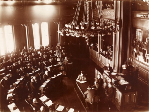 Fra stortingssalen under det avgjørende møtet 7. juni 1905 – referentene er på plass. Bildet er for øvrig tatt av stenografilærer Olaf Albert Paulsen. Foto. Stortingsarkivet.