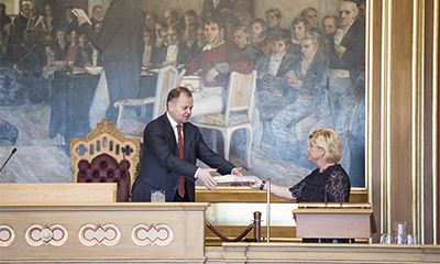 Finansminister Siv Jensen overleverer regjeringens budsjettforslag til stortingspresident Thommessen, 6. oktober 2016. Foto: Stortinget.
