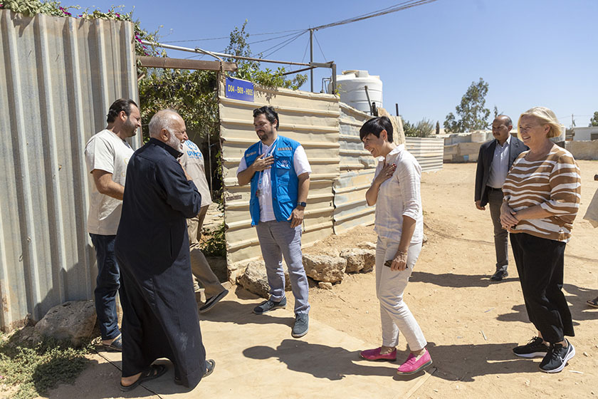 Komiteen møter noen av de ca 80,000 syriske flyktningene som bor i Zaatari flyktningeleir, nord i Jordan.