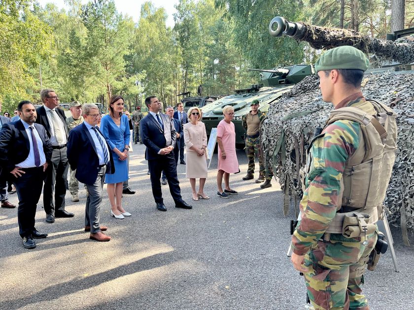 Stortingspresident Masud Gharahkhani (t.v.) var i Litauen i august i fjor. Nå kommer Litauens parlamentspresident  Viktorija Čmilytė-Nielsen (i blått i midten) til Norge. Her er de sammen med sine nordiske og baltiske kollegaer i Rukla, hvor en del av NATO-operasjonen Enhanced Forward Presence holder til. Foto: Stortinget