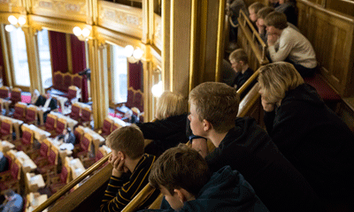 Elever fra Jørpeland ungdomsskole følger stortingsmøtet fra publikumsgalleriet. Foto: Stortinget