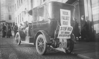 Bil med valgplakater på valgdagen i 1921. Foto: Arbeiderbevegelsens arkiv og bibliotek.