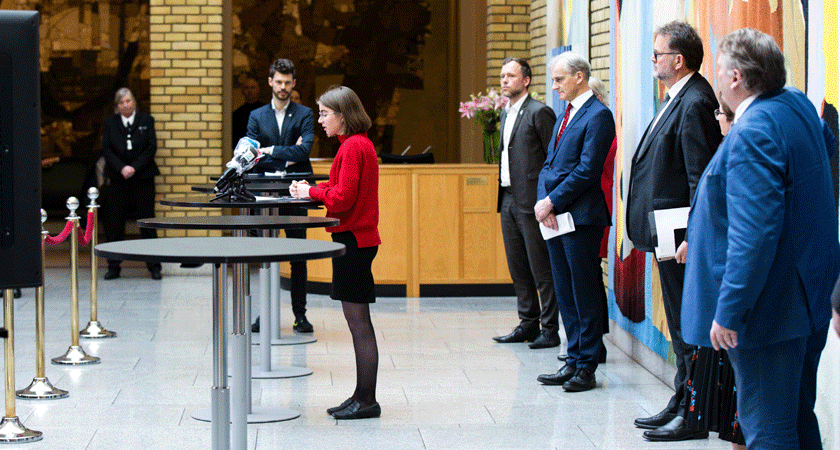 Hulda Holtvedt (MDG) under pressekonferansen om koronaloven lørdag 21. mars. Foto: Stortinget