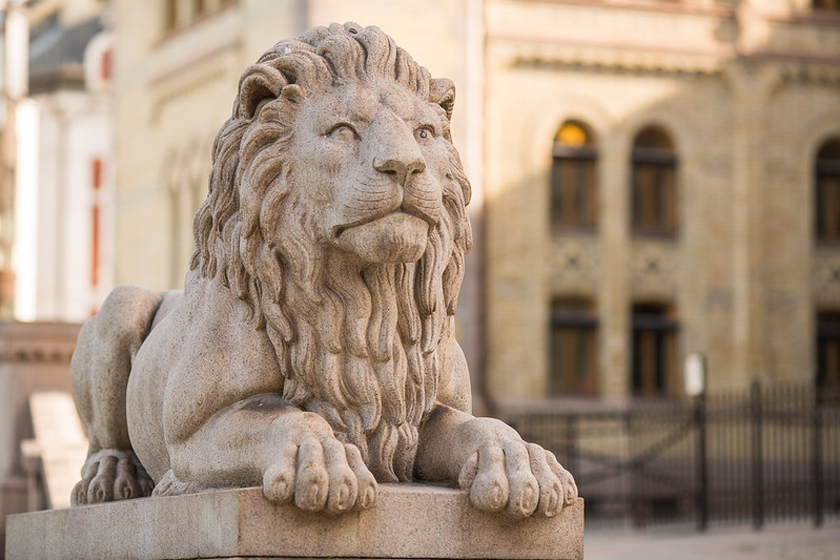 En av steinløvene på Løvebakken. Foto: Stortinget.