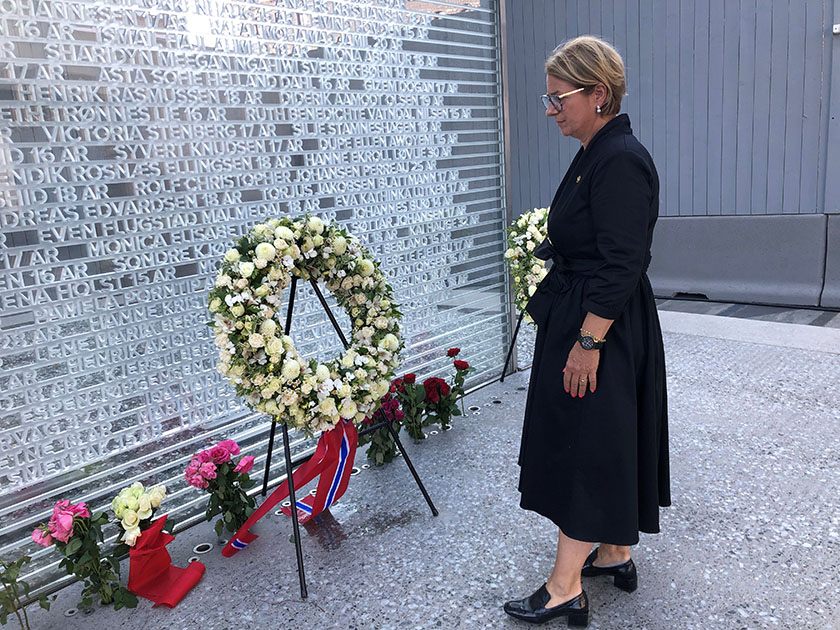 Stortingspresident Tone W. Trøen deltok på 10-årsmarkeringen for 22. juli i Regjeringskvartalet. Her foran minnesmerket over de 77 som ble drept i regjeringskvartalet og på Utøya. Foto: Stortinget