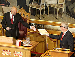 Finansminister Sigbjørn Johnsen overrekker forslag til statsbudsjett og nasjonalbudsjett til stortingspresident Dag Terje Andersen 8. oktober 2012.