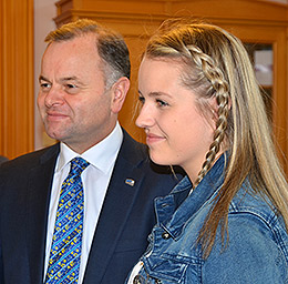 Maja Akerholm Reitan og de andre elevene fikk møte stortingspresident Olemic Thommessen under besøket på Stortinget.