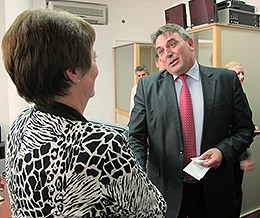 Lise Christoffersen (A) og leder for komiteen for minoriteters rettigheter og interesser i Kosovos parlament, Goran Marinković. Foto: Tony Drithon Sadiku.