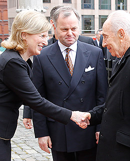 Stortingsdirektør Ida Børresen, stortingspresident Olemic Thommessen og Israels president Shimon Peres. Foto: Stortinget/Terje Heiestad. 