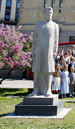 Monumentet er laget av billedhugger Kristian Blystad. Foto: Terje Heiestad/Stortinget.