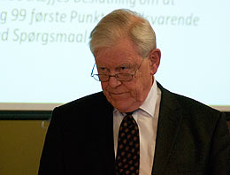 Inge Lønning, utvalgets leder, under presentasjonen av rapporten.