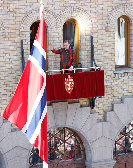 Stortingspresident Olemic Thommessen vinker til barnetoget. Foto: Terje Heiestad/Stortinget.