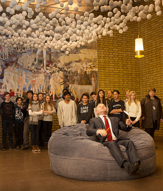 Dekorasjonsutstillingen i stortingsbygningen er et samarbeid mellom Stortinget og designstudenter ved Kunsthøgskolen i Oslo. Her prøver stortingspresident Olemic Thommessen den utstilte saccosekken. Foto: Stortinget/Sverre Chr. Jarild.