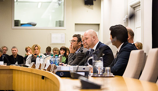 Justis- og beredskapsminister Anders Anundsen forklarte seg under høringen. Foto: Morten Brakestad/Stortinget.