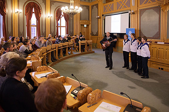 Sølvguttene sang under jubileumsmarkeringen i lasgtingssalen.