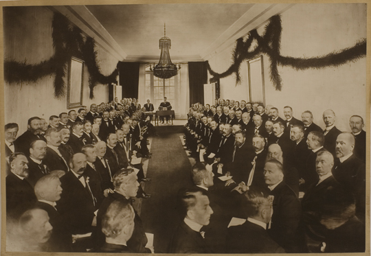 Stortinget og regjeringa i Eidsvollsbygningen under markeringa av hundreårsjubileet for Grunnlova 17. mai 1914.