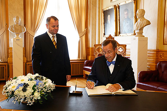 Estlands president Toomas Hendrik Ilves signerer protokollen i Eidsvollsgalleriet. Stortingspresident Olemic Thommessen til høyre. Foto: Stortinget/Terje Heiestad.