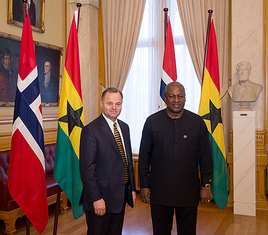Stortingspresident Olemic Thommessen og Ghanas president, John Dramani Mahama, i Eidsvollsgalleriet. Foto: Stortinget/Morten Brakestad.